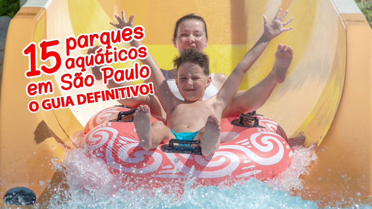 garoto em toboágua com sua mãe em cima de uma boia caindo na piscina