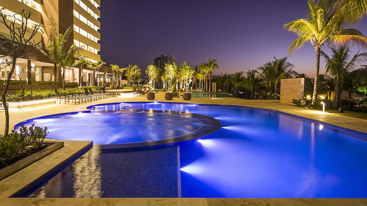 Piscina e hotel Celebration Resort em Olímpia a noite